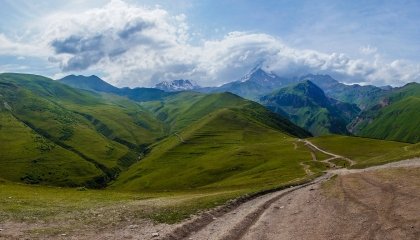 Día 8: Parque nacional Kazbegi - Stepantsminda - iglesia de Gergueti - Tbilisi