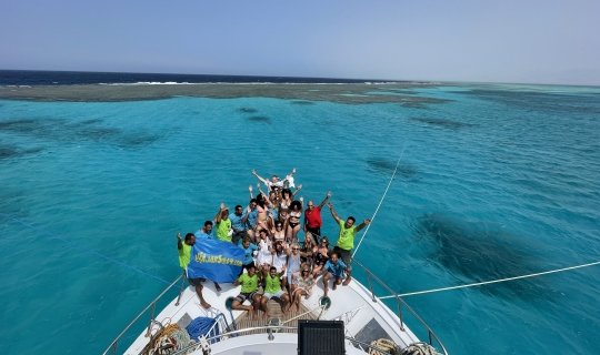En Yate entre delfines y corales