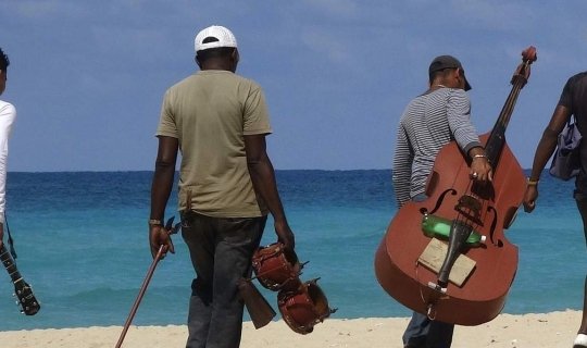 Puente de Mayo single y salsero